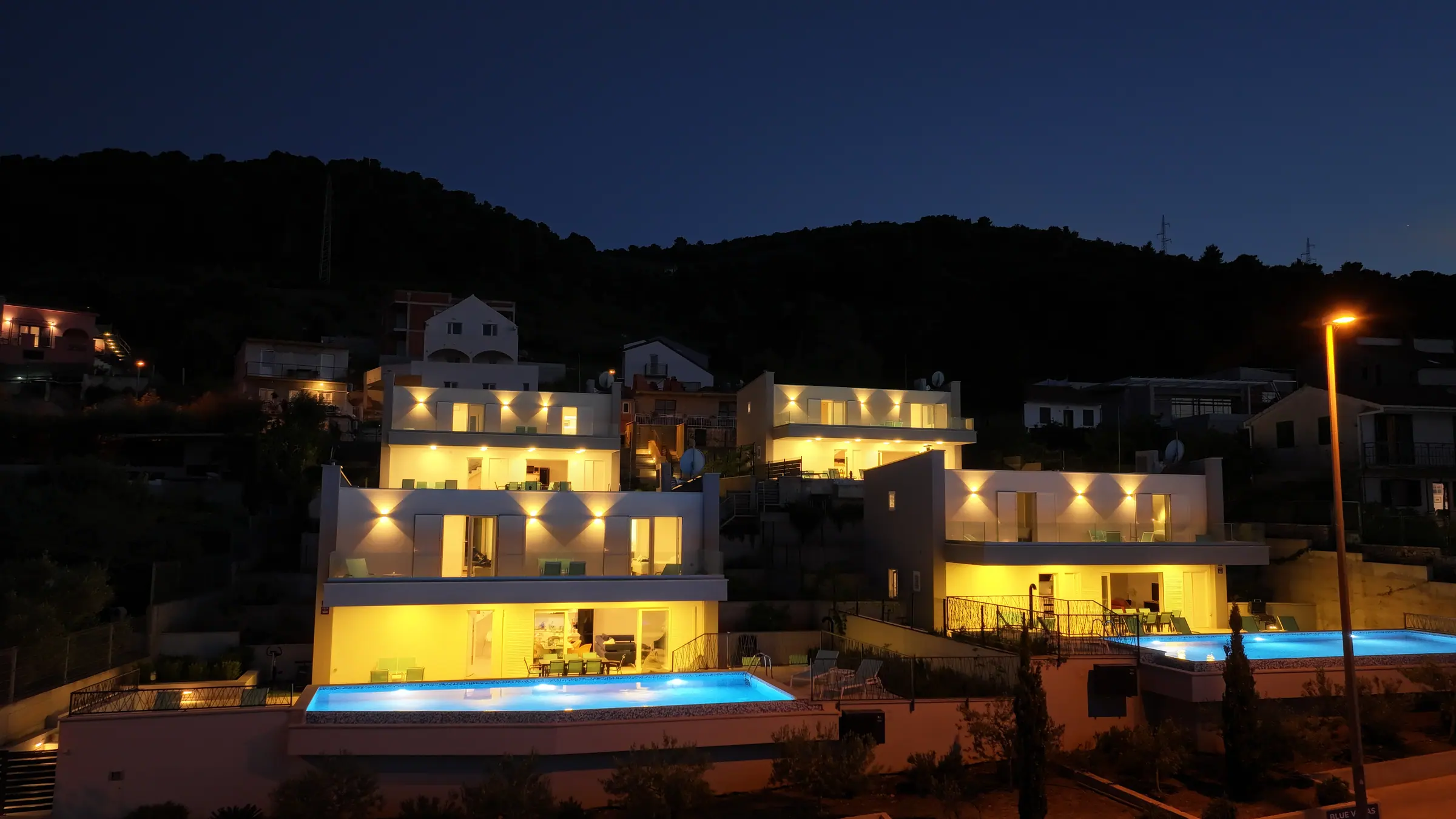 Aus der Luft bei Nacht, Blue Villas, Insel Vis