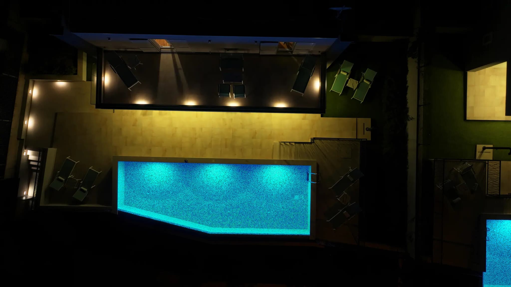 Aus der Luft bei Nacht, Blue Villas, Insel Vis