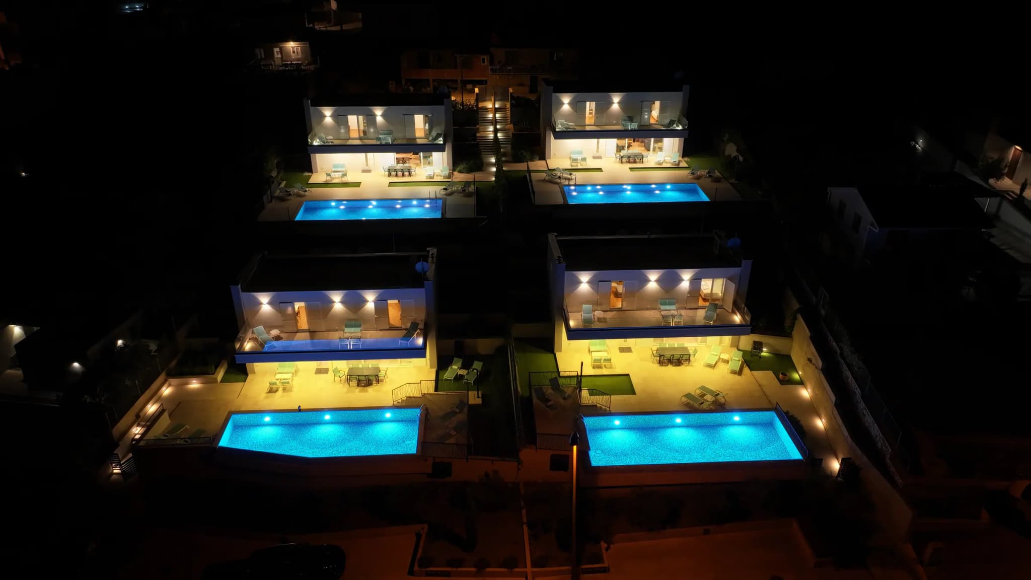 Aus der Luft bei Nacht, Blue Villas, Insel Vis