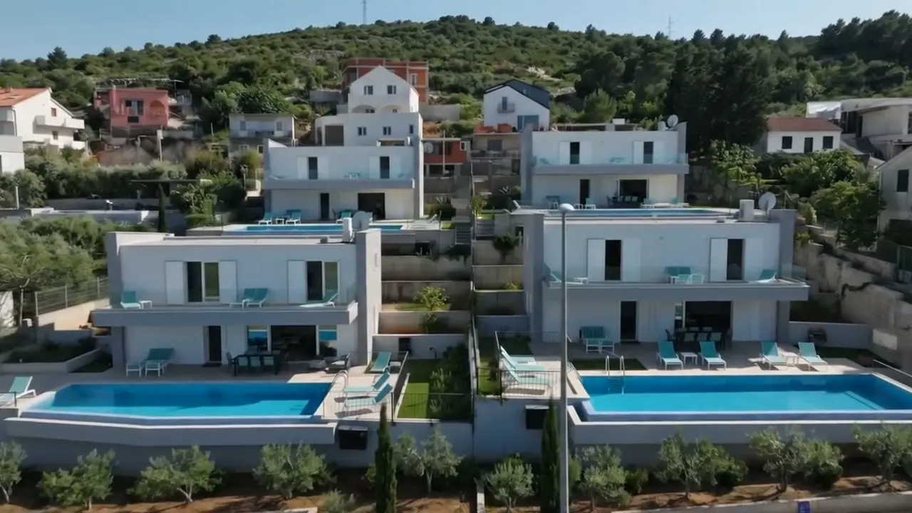 Die vier Blue Villas mit ihren Pools aus der Luft, Insel Vis